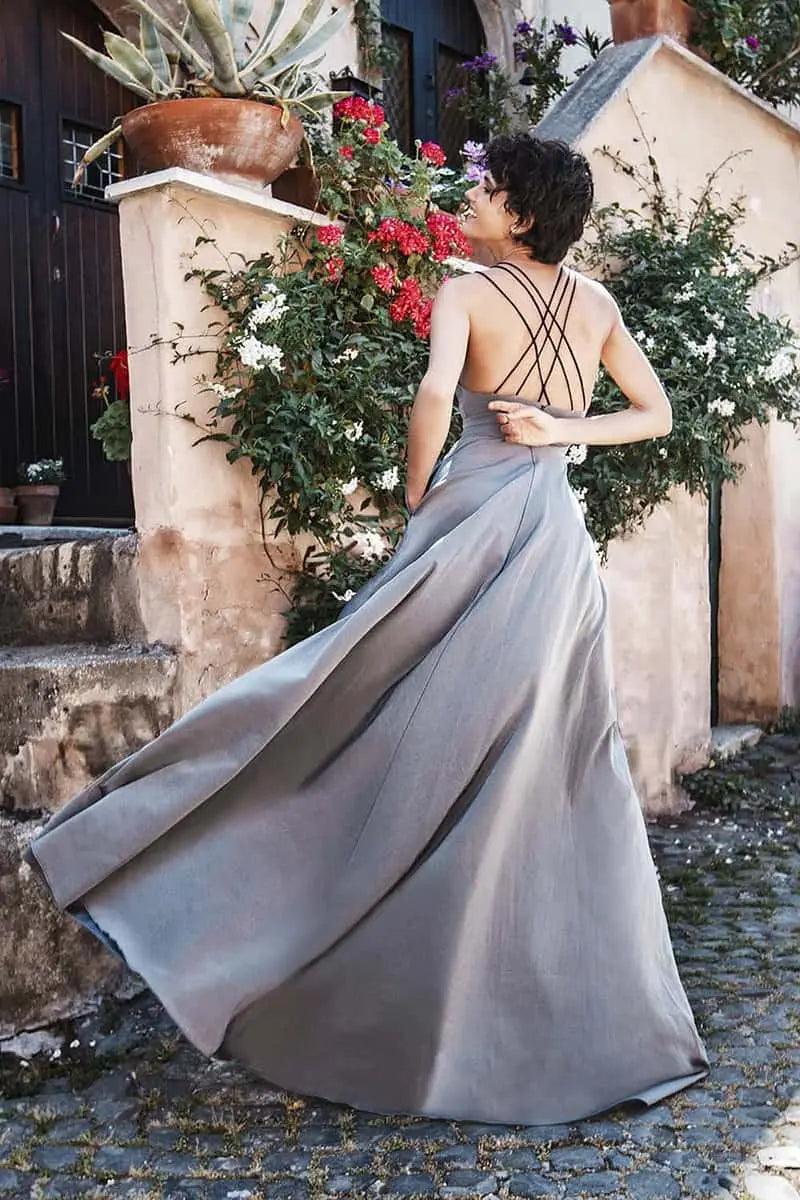 Abito in Cupro Irene cotone biologico elegante cerimonia vestibilita comoda ampia gonna spalline all'uncinetto brand malia lab abbigliamento artigianale abbigliamento sostenibile vestiti etici donna fibre naturali vista posteriore