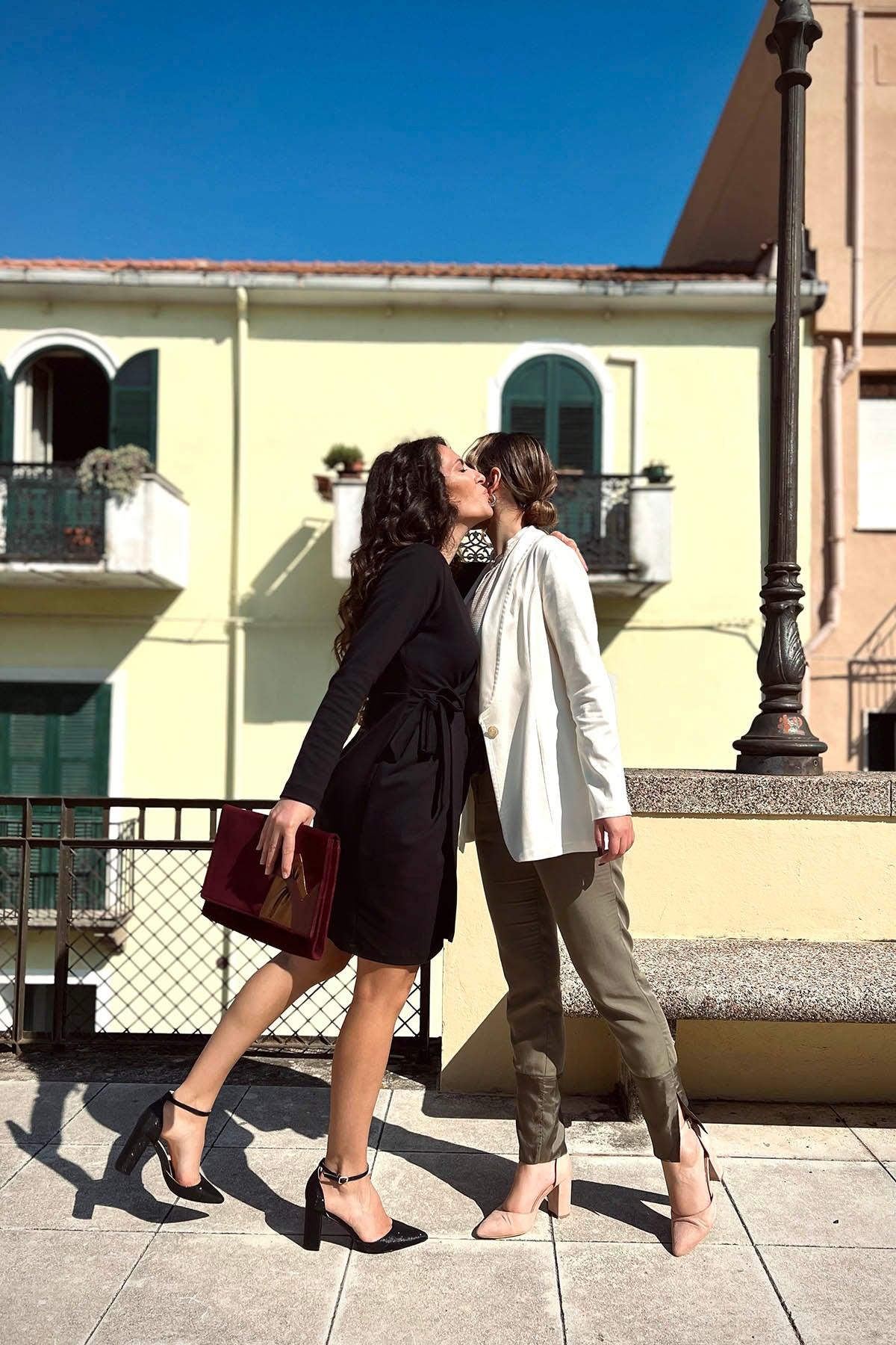 Flavia Amato indossa Abito Ildi cotone felpato biologico malia lab atelier moda artigianale etica abito artigianale abbigliamento sostenibile donna