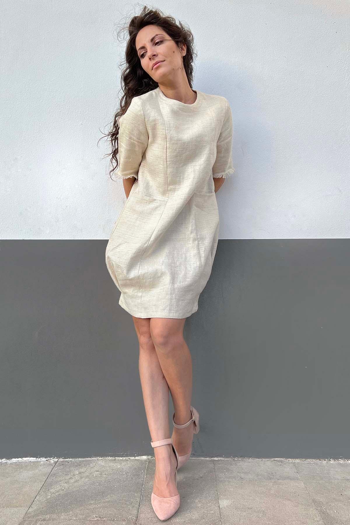 Abito a sacco canapa biologica seta grezza modello ampio Malia Lab moda etica artigianale indossato da Flavia Amato abbigliamento sostenibile vestiti sostenibili donna in fibre naturali made in italy
