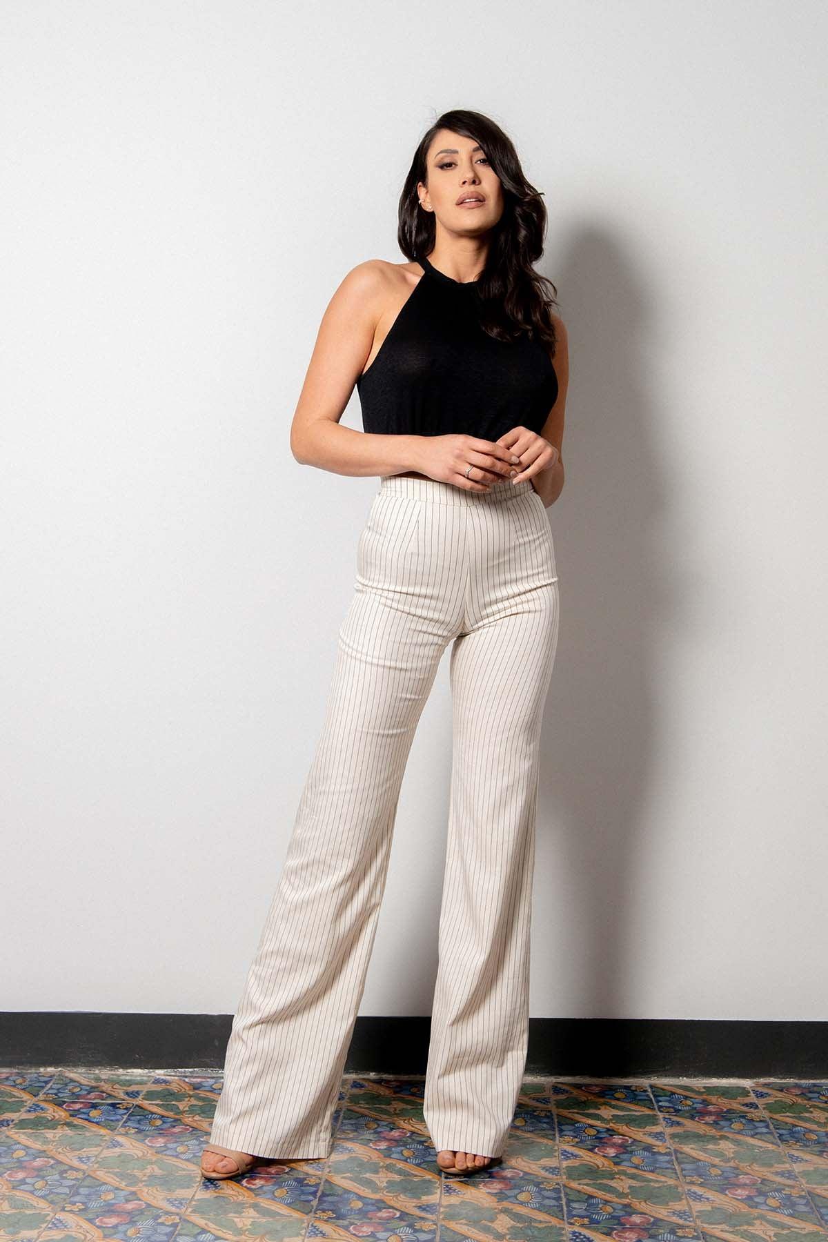 Eleonora D'Alessandro indossa Pantalone palazzo gessato lyocell seacell abbigliamento sartoriale artigianale etico atelier brand malia lab tessuti naturali 