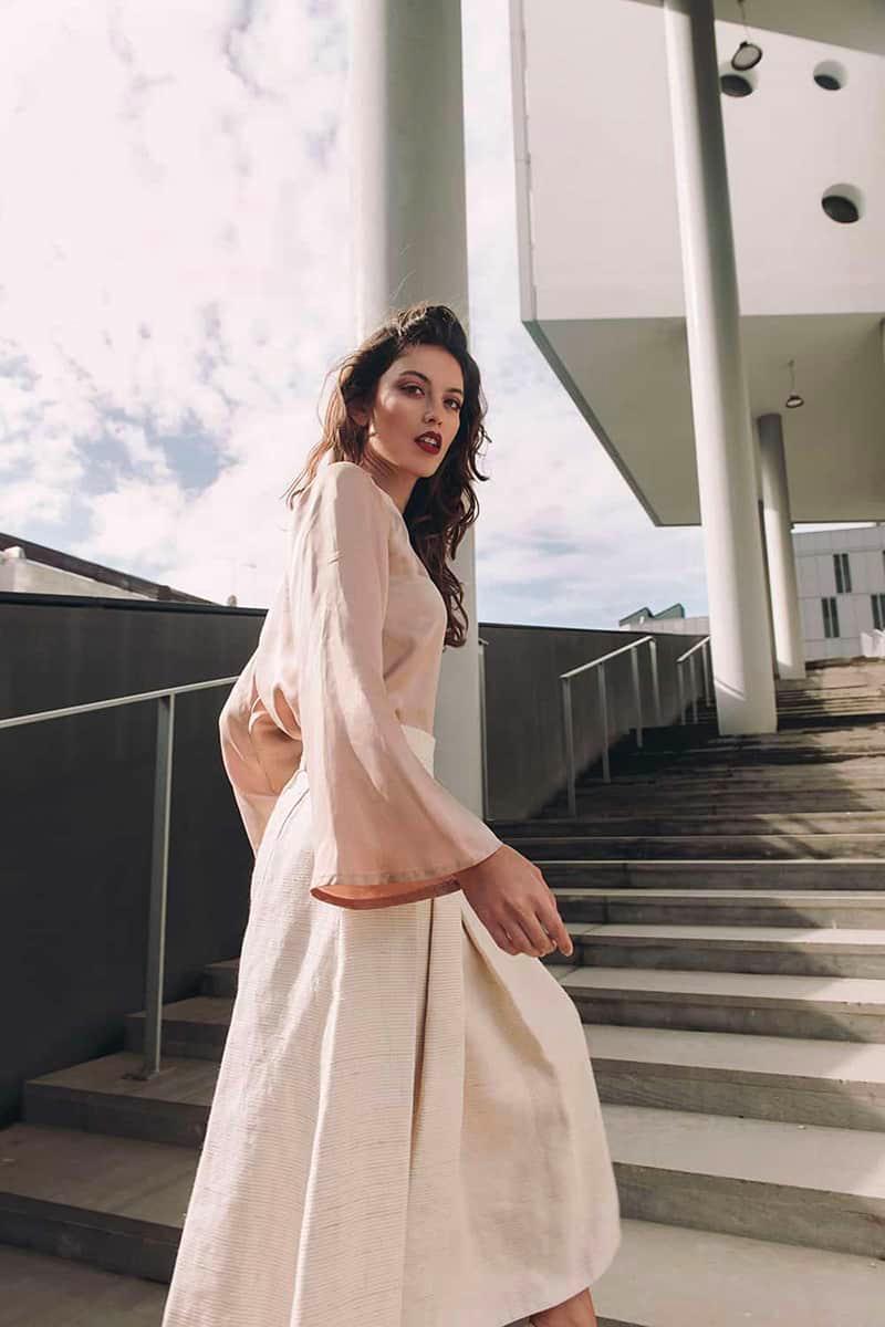 Blusa Angelica Cupro Ecologico abbigliamento Sostenibile brand Malia Lab camicia su misura blusa sartoriale blusa su misura camicie sostenibili gonna in canapa biologica ester