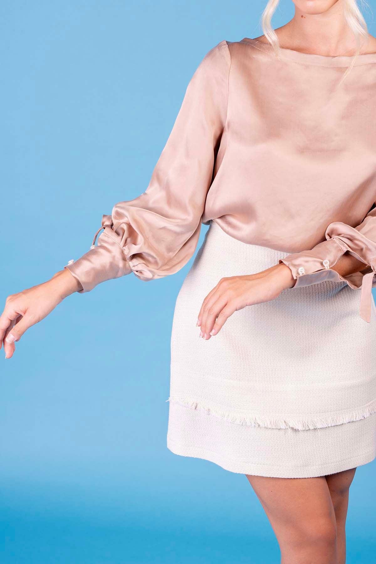 Camicetta in cupro Firenze effetto scivolato tessuti sostenibili brand malia lab abbigliamento artigianale sartoria biologica abbigliamento sostenibile camicie sartoriali su misura bluse ecosostenibili donna dettaglio polsini
