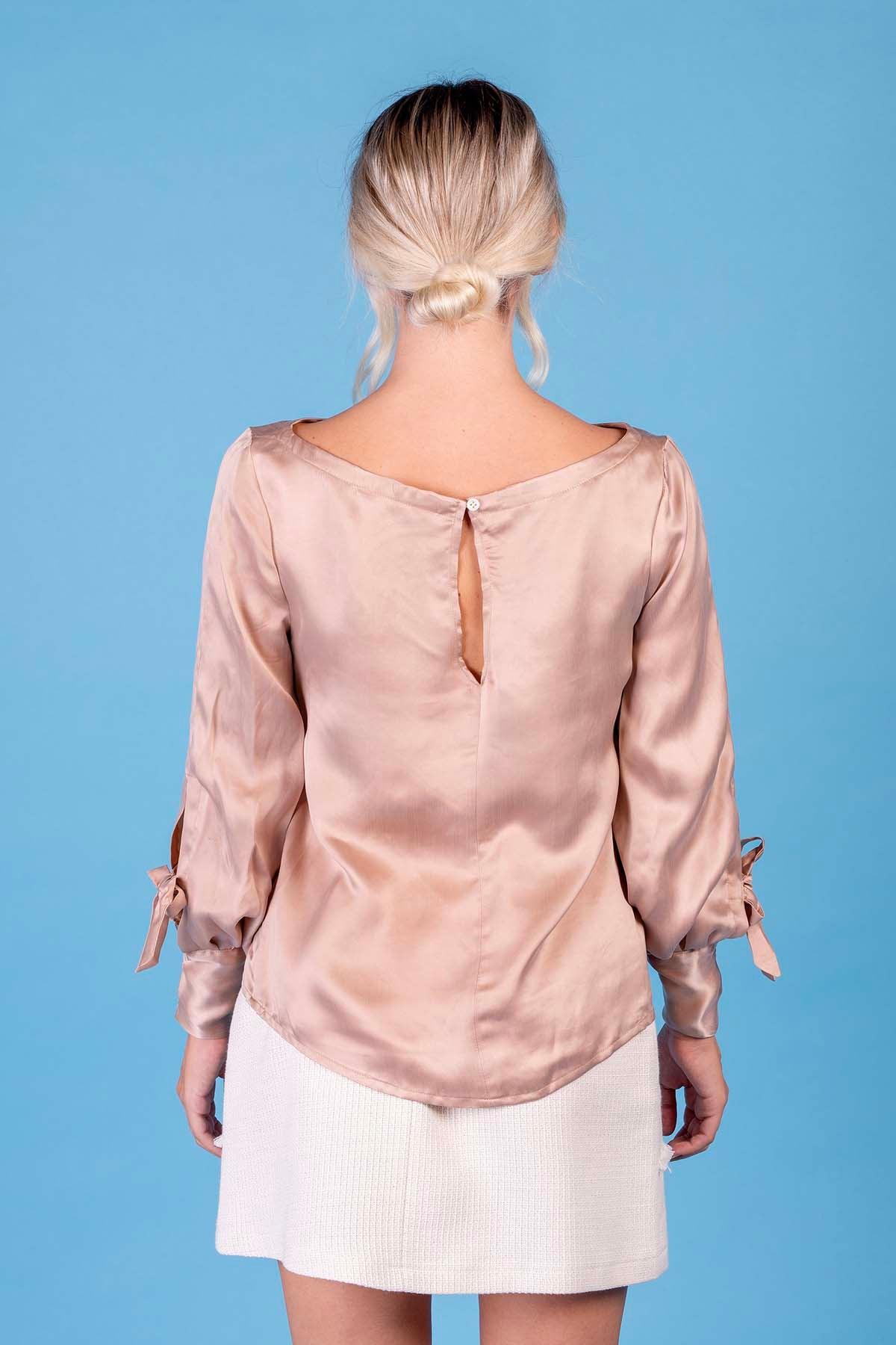Camicetta in cupro Firenze effetto scivolato tessuti sostenibili brand malia lab abbigliamento artigianale sartoria biologica abbigliamento sostenibile camicie sartoriali su misura bluse ecosostenibili donna vista posteriore