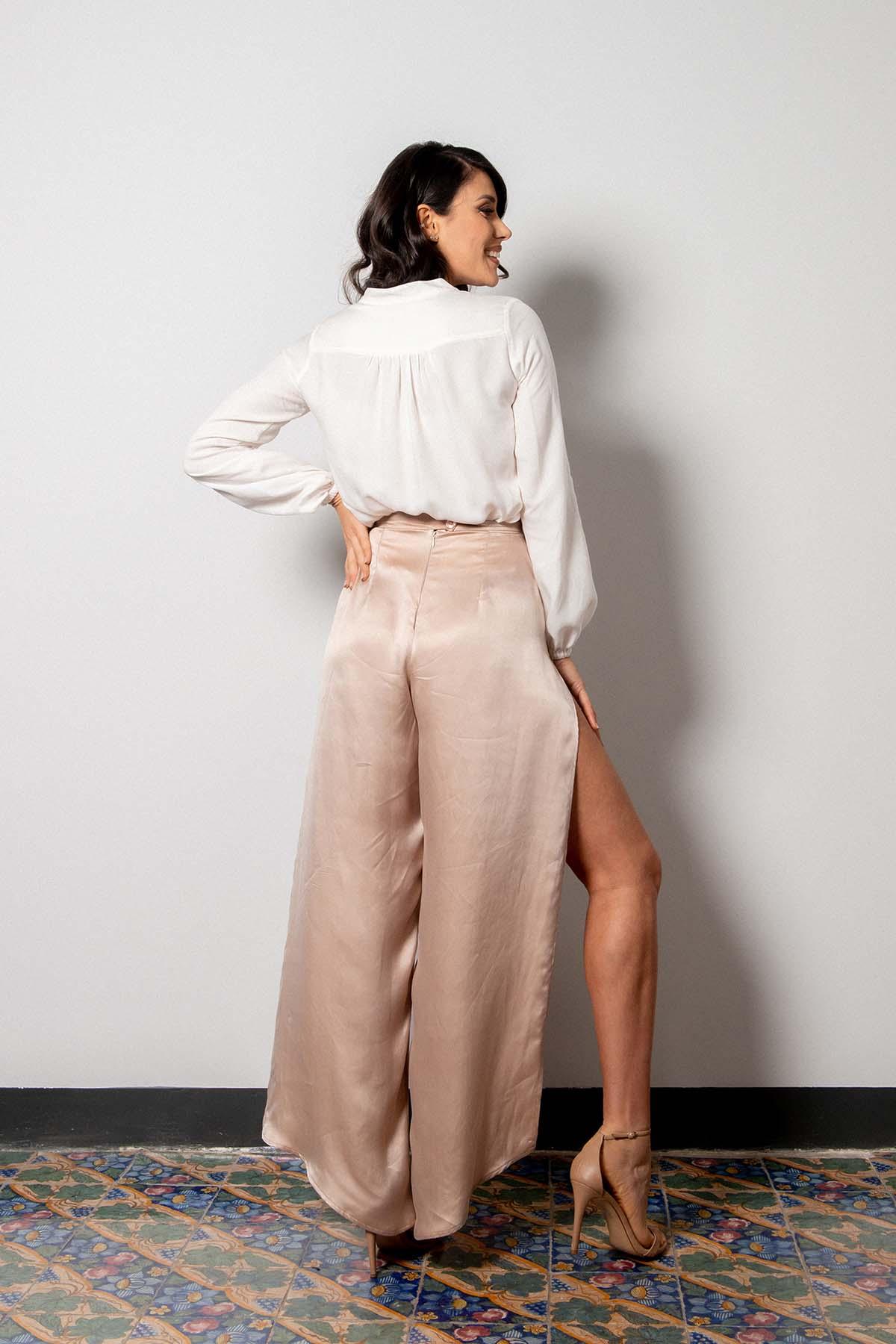 Pantalone elegante EMILIA in cupro abbigliamento sartoriale etico brand malia lab abbigliamento sostenibile vestiti ecosostenibili donna su misura tessuti certificati gamba aperta pantaloni da cerimonia lungo spacco laterale