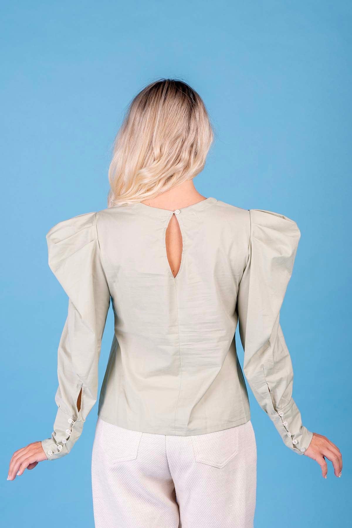 Camicia Blusa Madrid fibra di latte cotone biologico brand malia lab abbigliamento sostenibile etico abbigliamento artigianale maniche a palloncino vestiti etici donna fibre naturali dettaglio posteriore