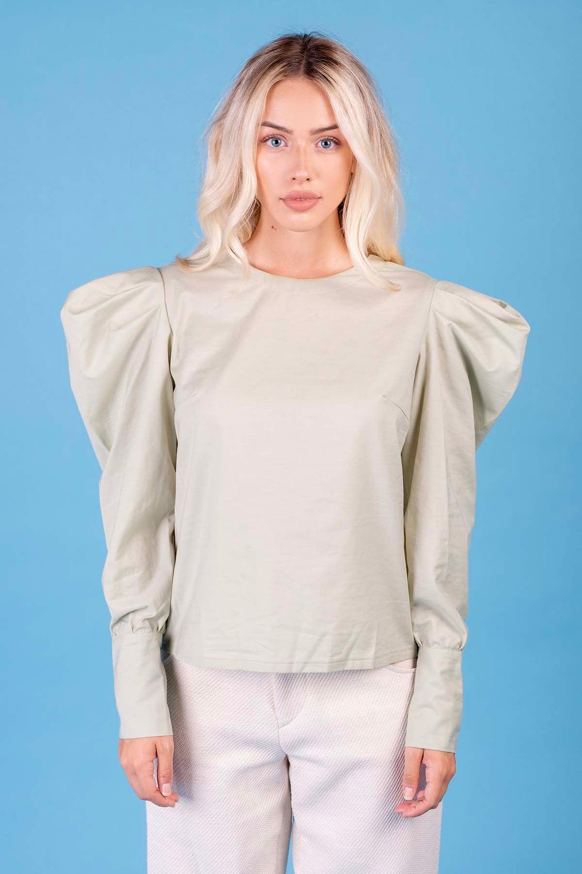 Camicia Blusa Madrid fibra di latte cotone biologico brand malia lab abbigliamento sostenibile etico abbigliamento artigianale maniche a palloncino vestiti etici donna fibre naturali dettaglio frontale
