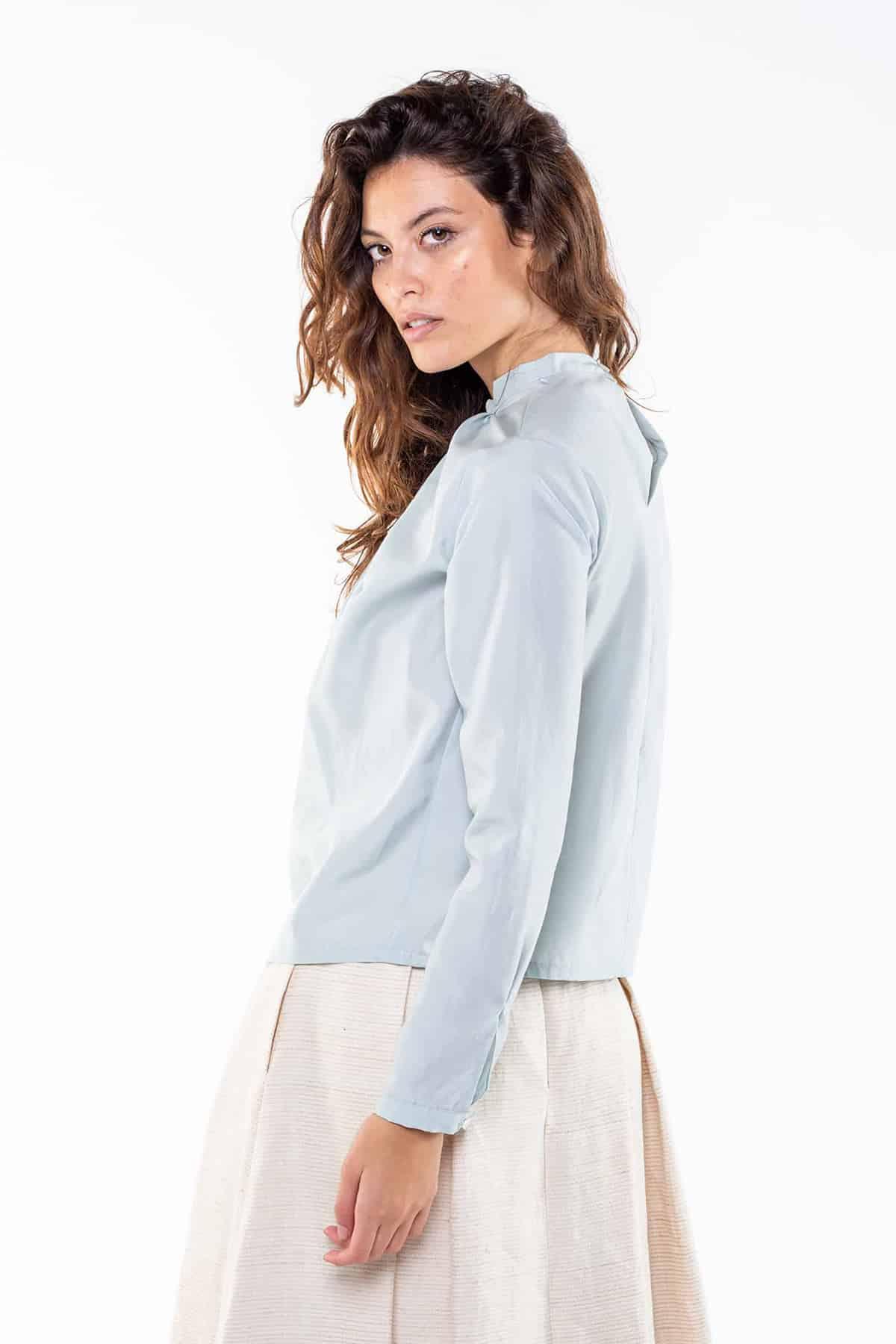 Camicia SVEVA Cupro grs ecologico Cotone Biologico Moda Sostenibile Artigianale brand Malia Lab camicia sartoriale blusa su misura dettaglio laterale