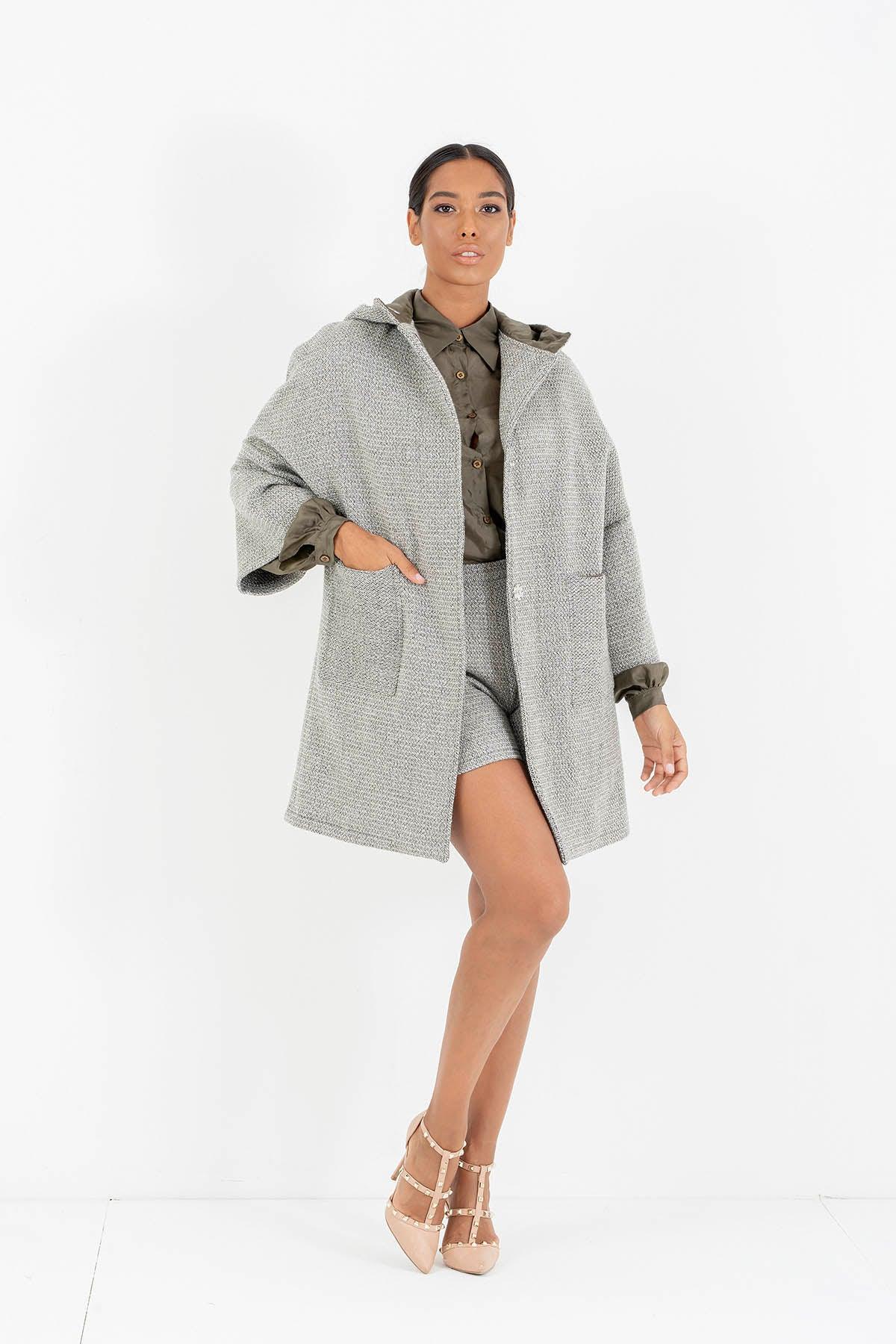 Cappotto in calda lana biologica Eleonora invernale comodo cinta in vita brand malia lab abbigliamento biologico sostenibile abbigliamento sartoriale donna ecosostenibile cappuccio