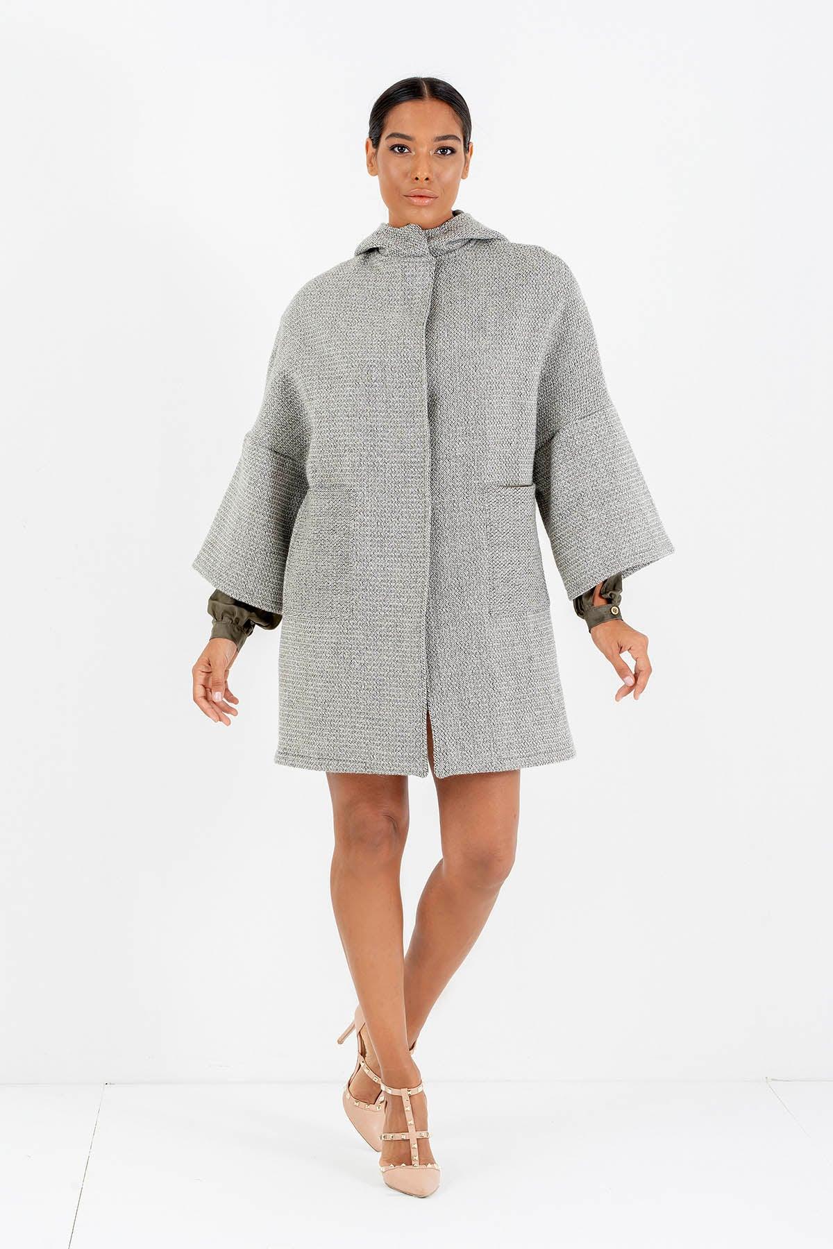 Cappotto Eleonora calda lana biologica invernale comodo cinta in vita brand malia lab abbigliamento biologico sostenibile abbigliamento sartoriale donna ecosostenibile vista frontale