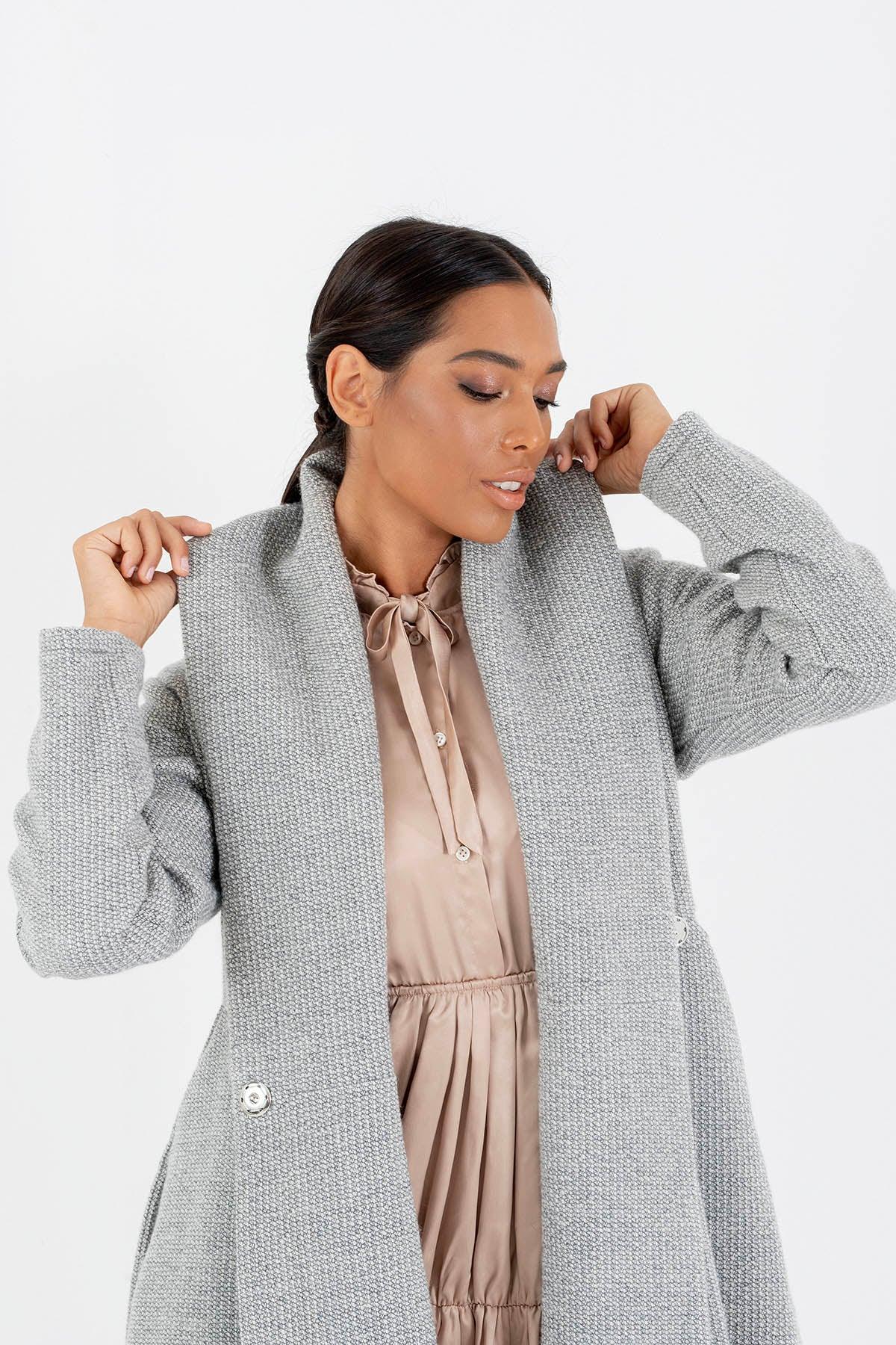 Federica Calemme indossa Cappotto collo sciallato calda lana biologica invernale comodo cinta in vita brand malia lab abbigliamento biologico sostenibile abbigliamento sartoriale donna ecosostenibile dettaglio collo a scialle