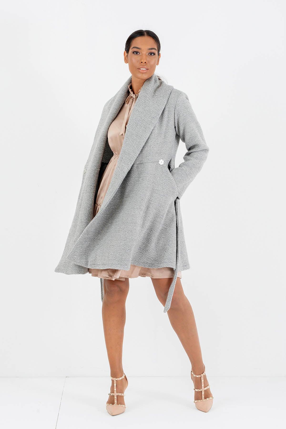 Federica Calemme indossa Cappotto collo sciallato calda lana biologica invernale comodo cinta in vita brand malia lab abbigliamento biologico sostenibile abbigliamento sartoriale donna ecosostenibile dettaglio apertura