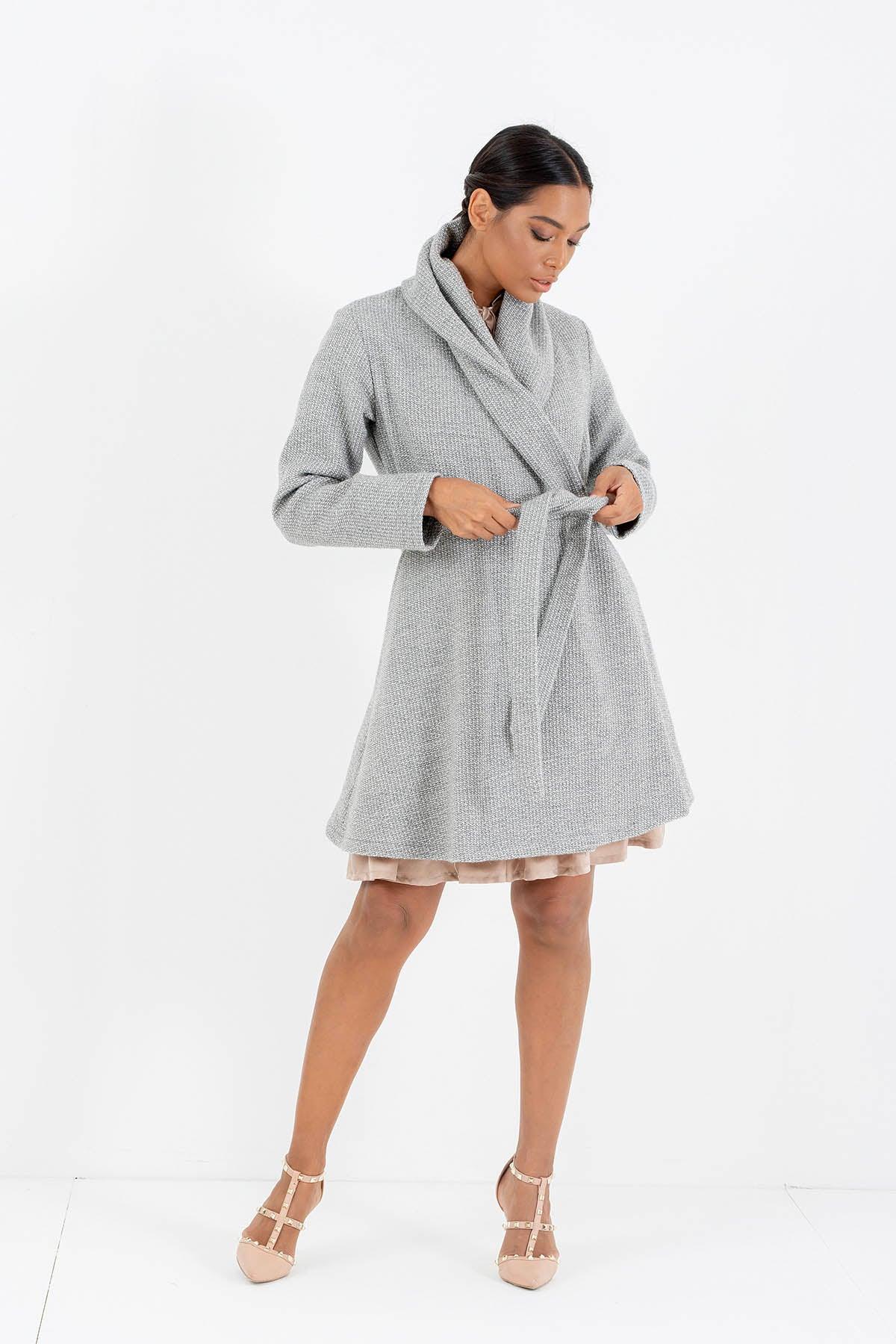 Federica Calemme indossa Cappotto collo sciallato calda lana biologica invernale comodo cinta in vita brand malia lab abbigliamento biologico sostenibile abbigliamento sartoriale donna ecosostenibile dettaglio chiusura cinta
