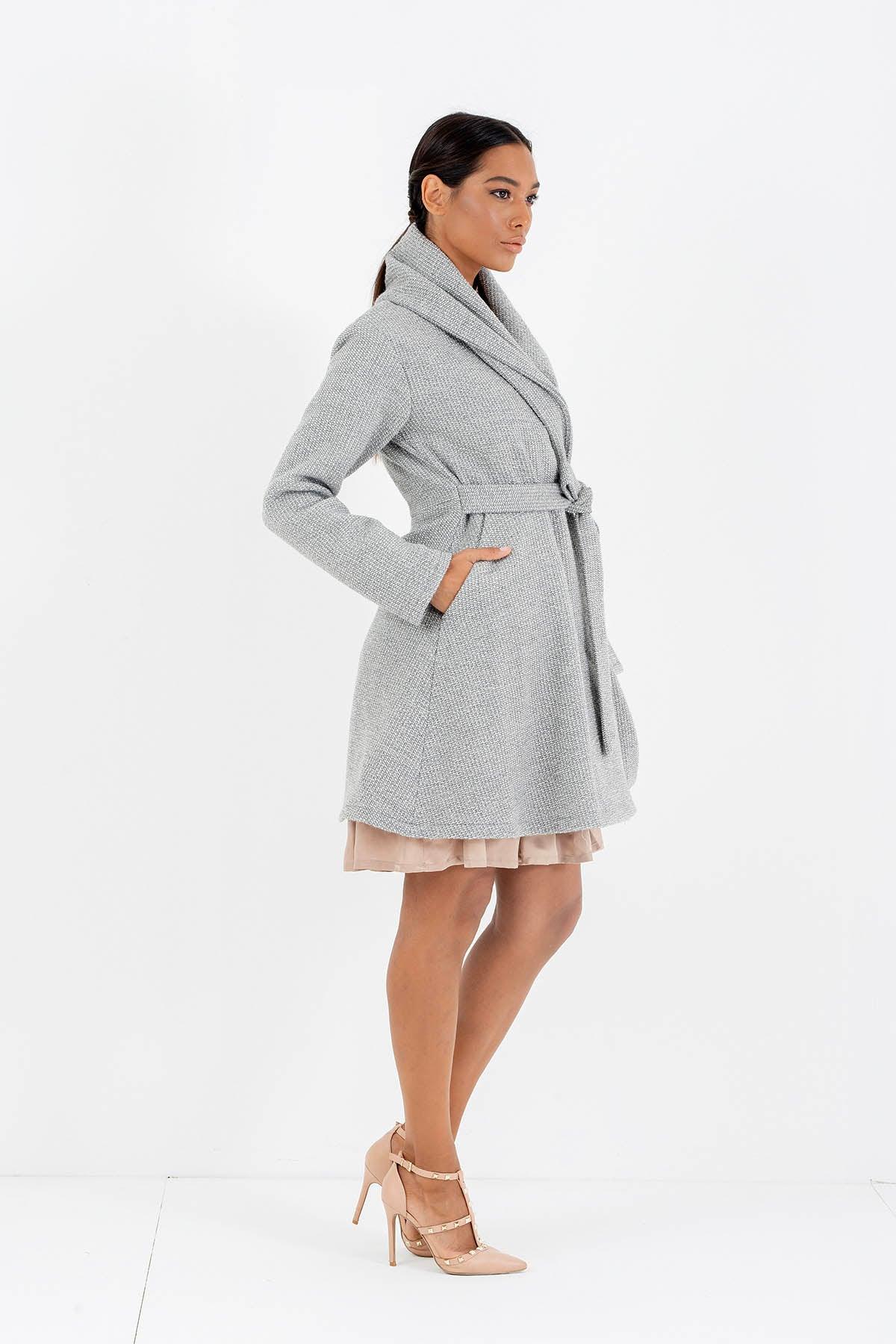 Cappotto collo sciallato calda lana biologica invernale comodo cinta in vita brand malia lab abbigliamento biologico sostenibile abbigliamento sartoriale donna ecosostenibile vista laterale