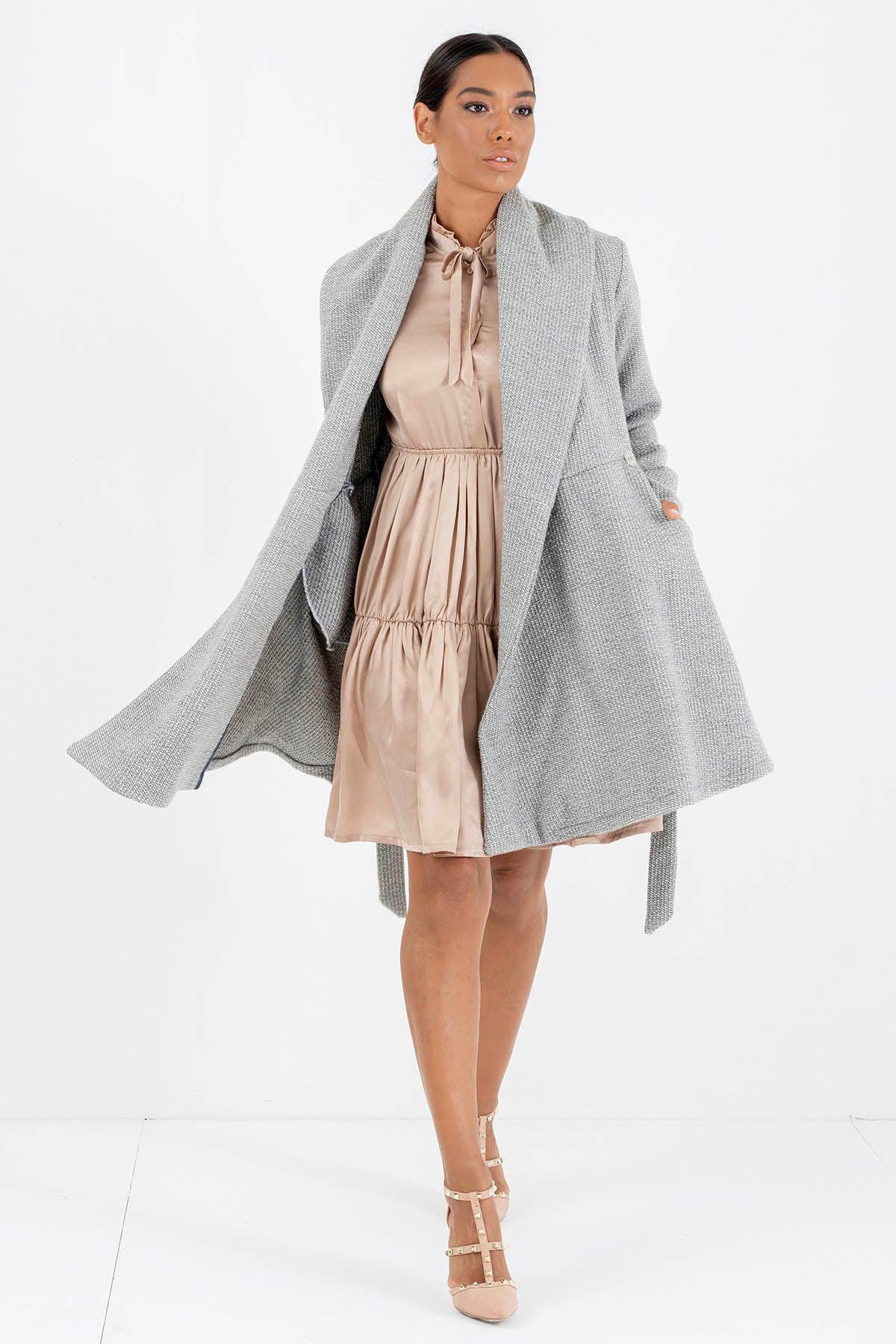  Federica Calemme indossa Cappotto collo sciallato calda lana biologica invernale comodo cinta in vita brand malia lab abbigliamento biologico sostenibile abbigliamento sartoriale dettaglio frontale