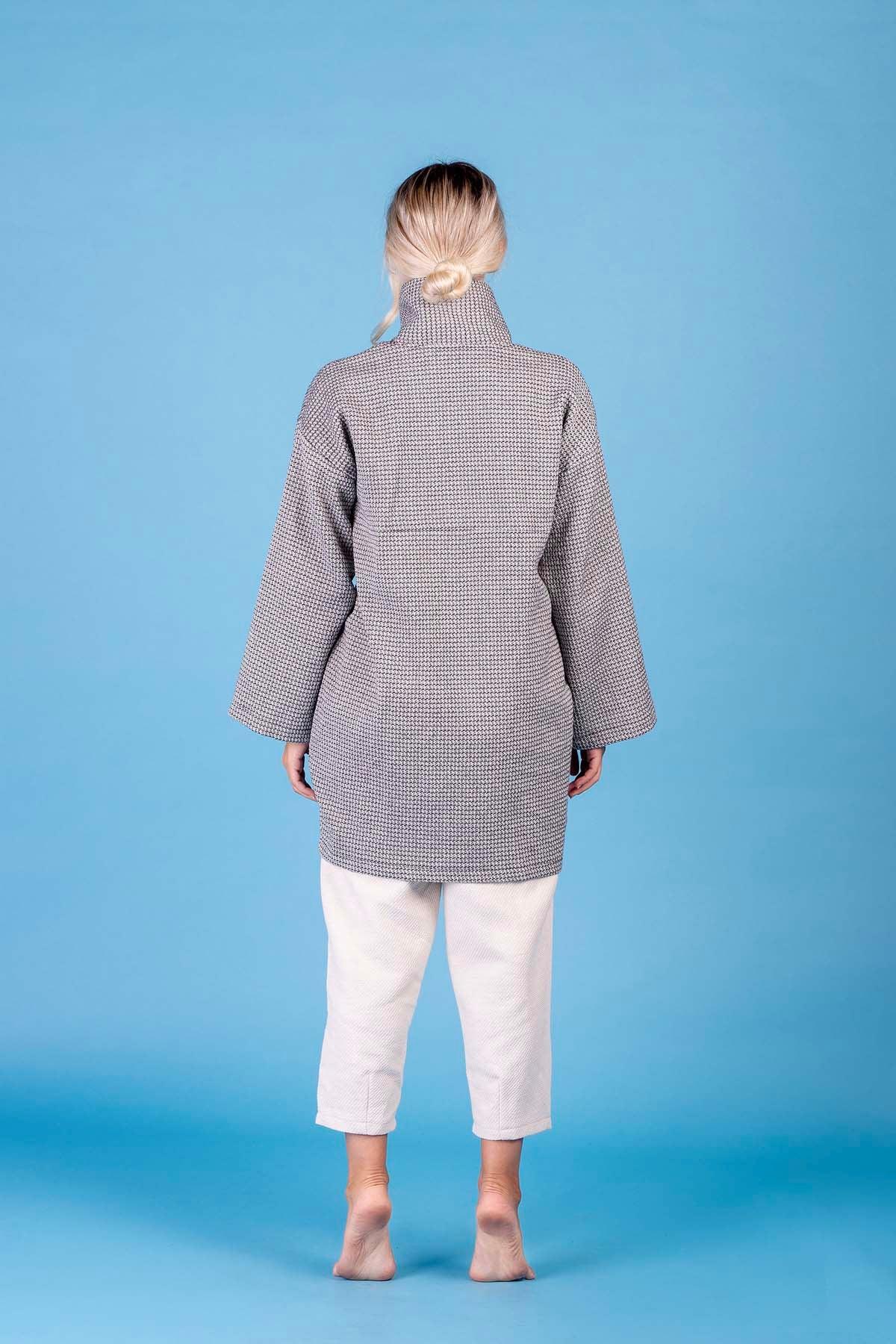  Cappotto Venezia calda lana biologica cinta regolabile in vita brand malia lab abbigliamento biologico sostenibile abbigliamento sartoriale cappotto su misura capospalla sartoriale fibre naturali certificate vista posteriore
