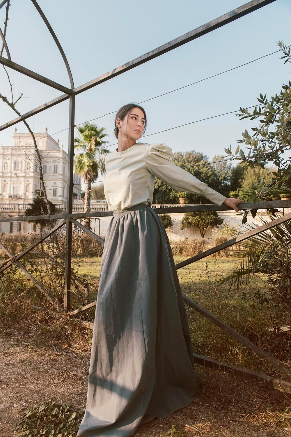 Eleonora D'Alessandro indossa Gonna in cupro cotone biologico tessuti sostenibili svasato brand malia lab abbigliamento sostenibile gonna sartoriale gonna su misura vestiti ecosostenibili donna