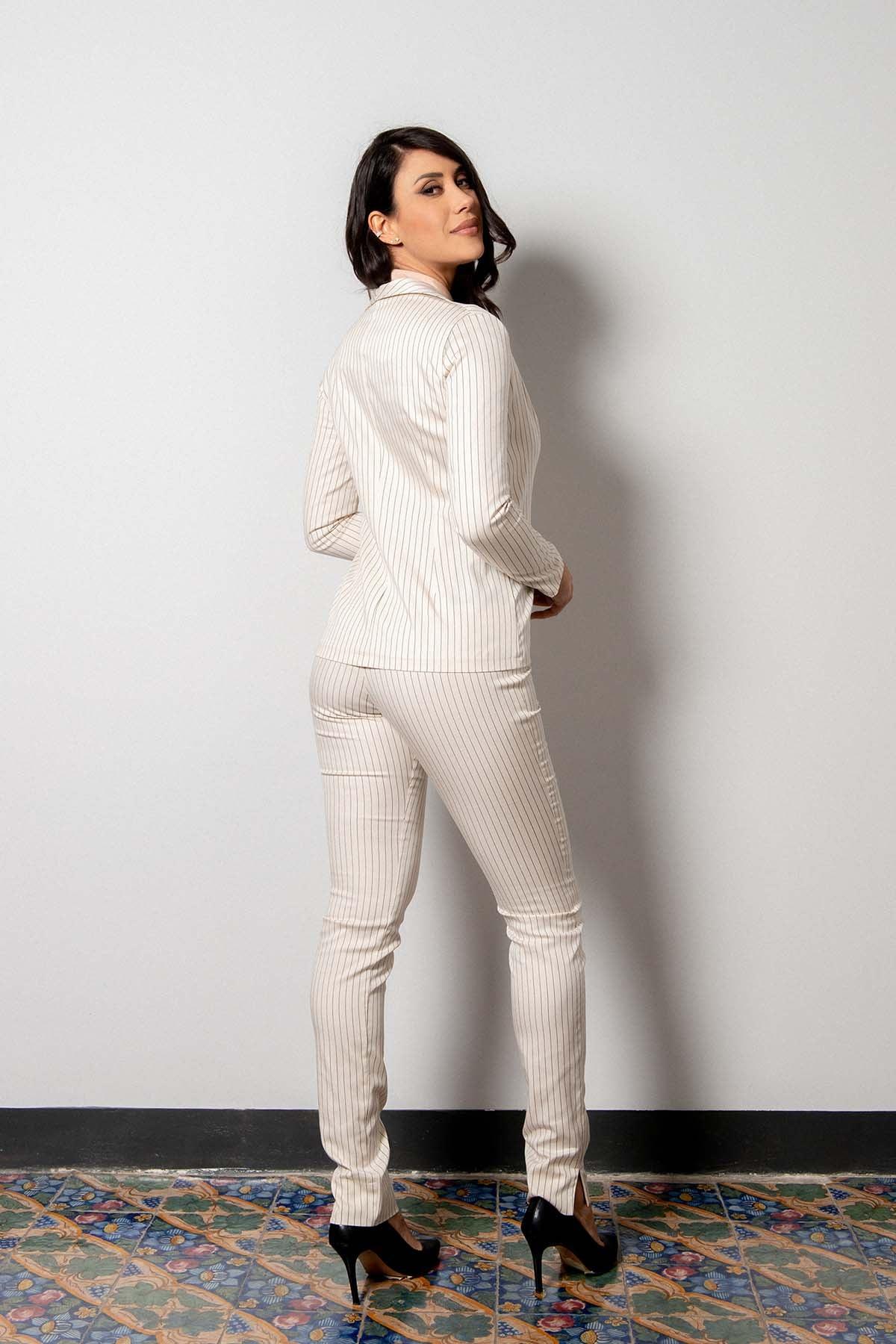 Giacca TINA sartoriale lyocell ecologico e seacell ecologico a righe gessato bianco abbigliamento sartoriale artigianale abbigliamento etico brand malia lab vestiti sostenibili fibre certificate vista posteriore