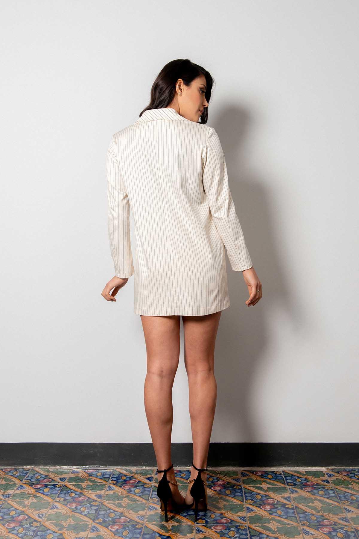 Giacca over Ludovica gonna Nicole gessato bianco lyocell seacell elastico fibra di alga abbigliamento artigianale sartoriale etico brand malia lab vestiti sostenibili donna in fibre naturali made in italy dettaglio posteriore