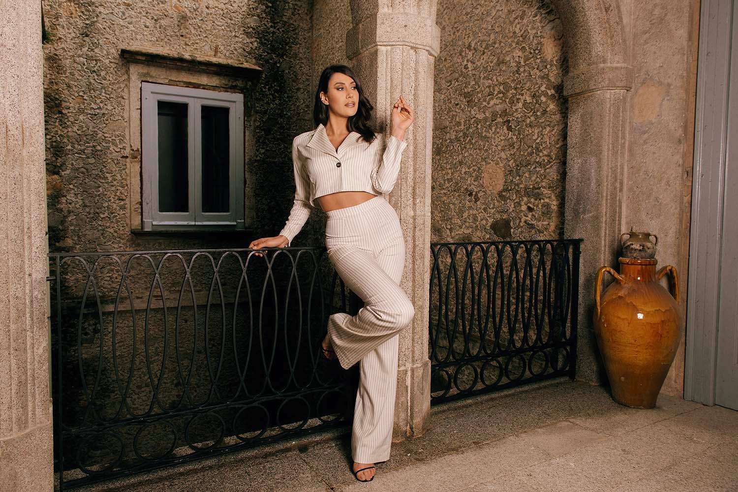 Eleonora D'Alessandro indossa Giacchino gessato bianco lyocell seacell elastico fibra di alga abbigliamento artigianale sartoriale etico brand malia lab completo aderente abbigliamento sostenibile sartoriale