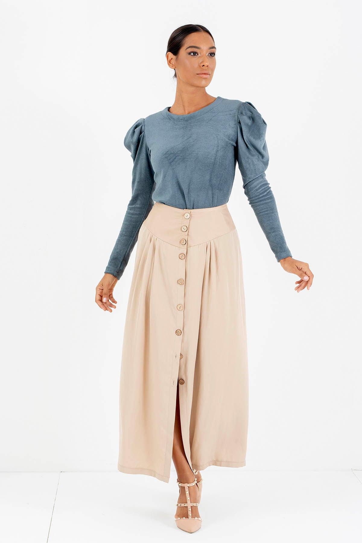 Federica Calemme indossa Gonna tencel lyocell Estela traspirante delicato moda etica artigianale brand malia lab abbigliamento biologico sostenibile bottoni frontali vestiti ecosostenibili donna fibre certificate vista frontale
