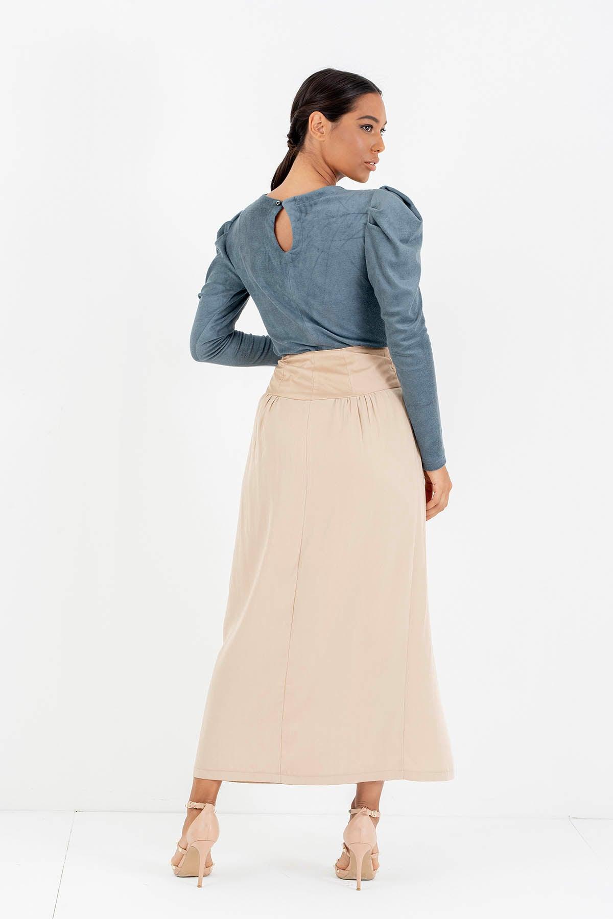 Federica Calemme indossa Gonna tencel lyocell Estela traspirante delicato moda etica artigianale brand malia lab abbigliamento biologico sostenibile bottoni frontali vestiti ecosostenibili donna fibre certificate vista posteriore