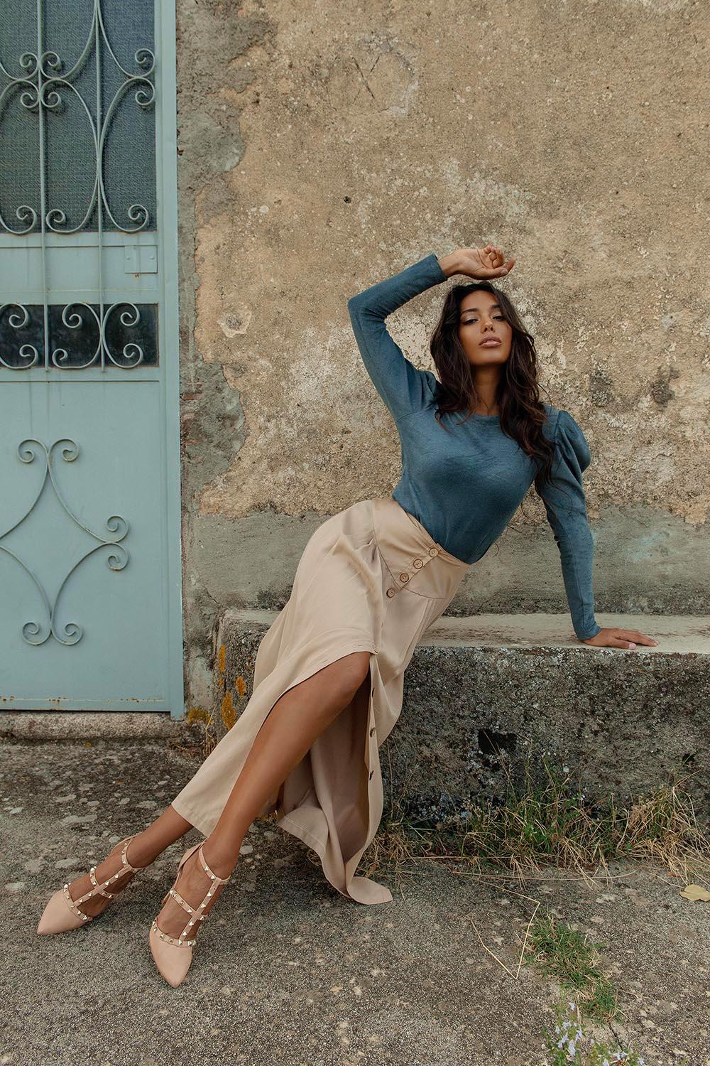Federica Calemme indossa Gonna tencel lyocell Estela traspirante delicato moda etica artigianale brand malia lab abbigliamento biologico sostenibile bottoni frontali vestiti ecosostenibili donna fibre certificate