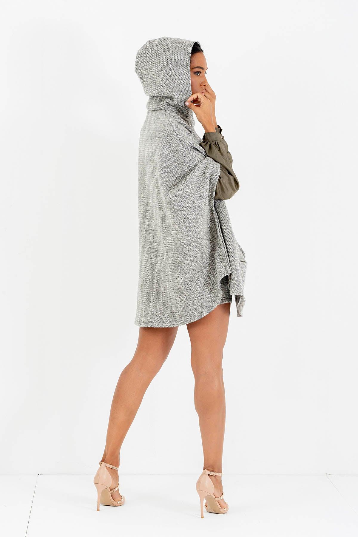 Mantella Amelia calda lana biologica invernale comoda ampia atelier moda etica artigianale brand malia lab abbigliamento biologico sostenibile abbigliamento sartoriale donna ecosostenibile con cappuccio