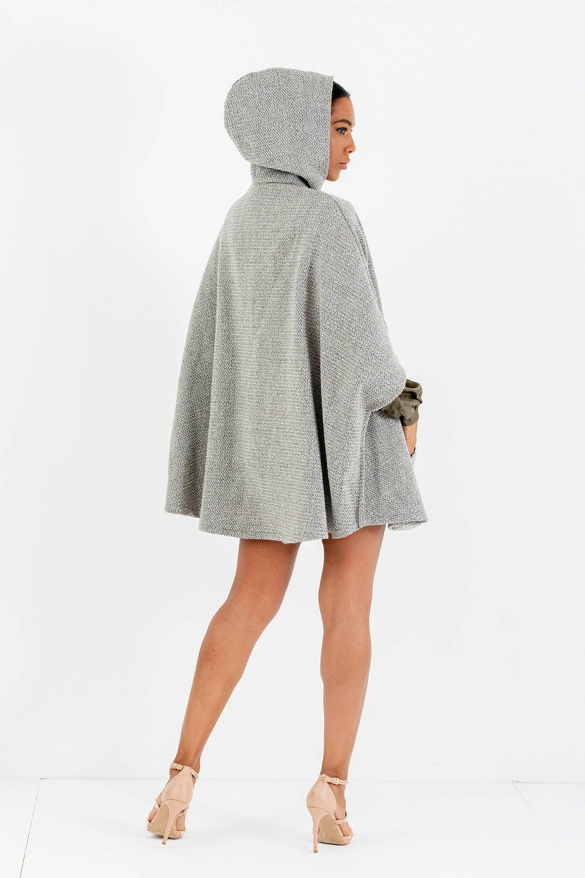 Mantella Amelia calda lana biologica invernale comoda ampia atelier moda etica artigianale brand malia lab abbigliamento biologico sostenibile abbigliamento sartoriale donna ecosostenibile vista laterale