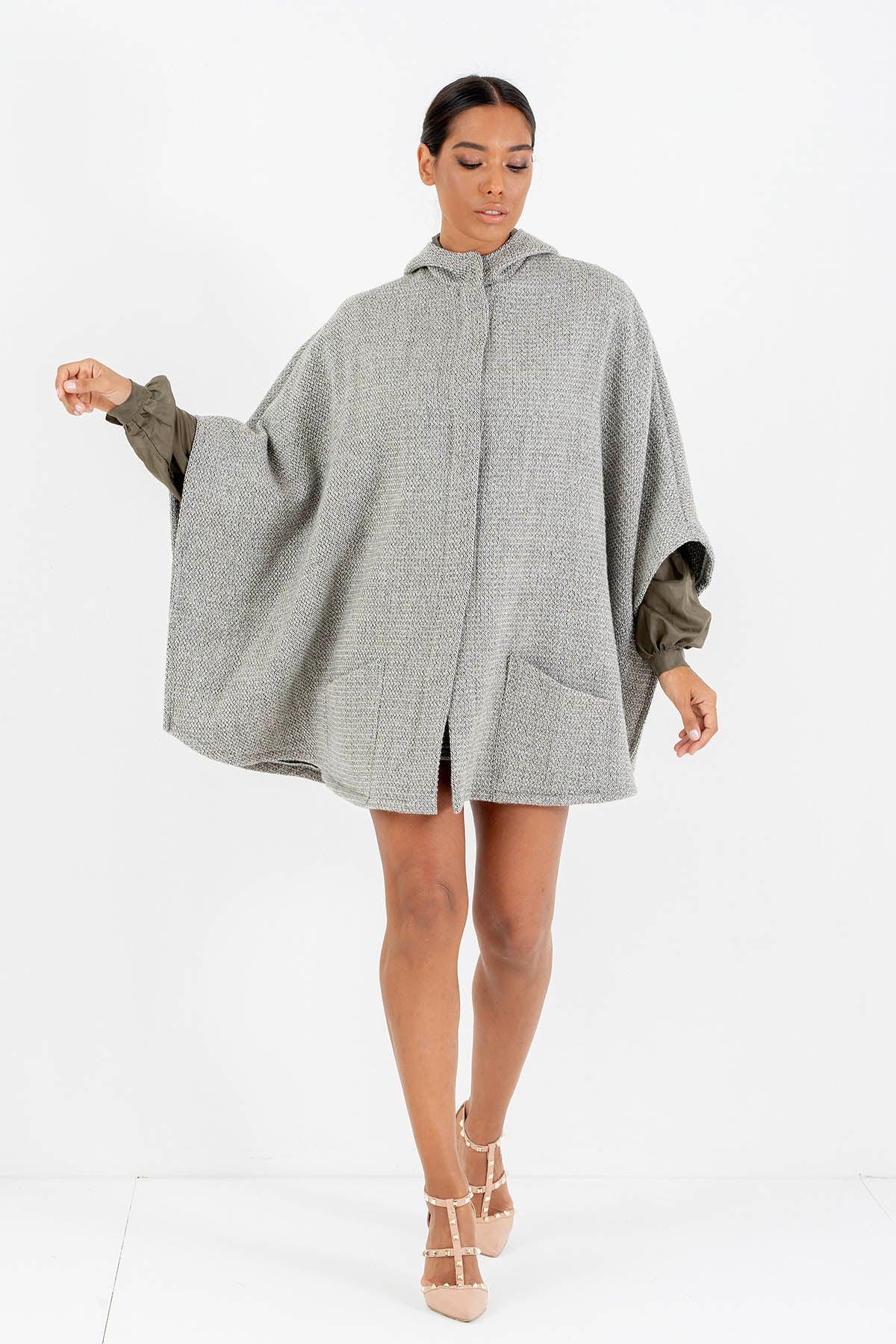 Mantella in lana biologica invernale comoda ampia atelier moda etica artigianale brand malia lab abbigliamento biologico sostenibile abbigliamento sartoriale donna ecosostenibile