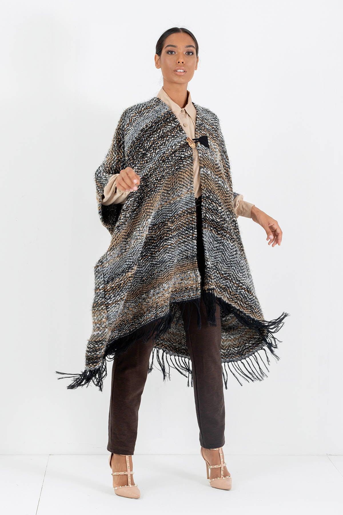 Mantella realizzata a telaio manuale calabrese invernale atelier moda etica artigianale brand malia lab abbigliamento biologico sostenibile abbigliamento sartoriale vestiti artigianali fatti a mano made in italy vista frontale