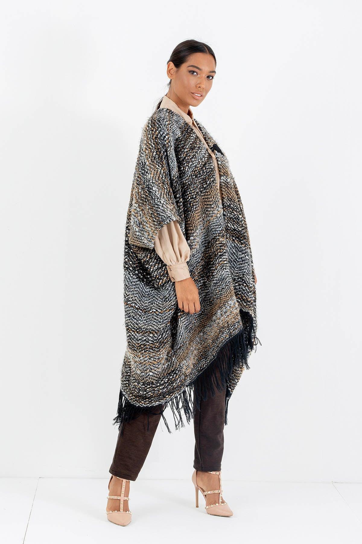 Mantella realizzata a telaio manuale calabrese invernale atelier moda etica artigianale brand malia lab abbigliamento biologico sostenibile abbigliamento sartoriale vestiti artigianali fatti a mano made in italy vista laterale