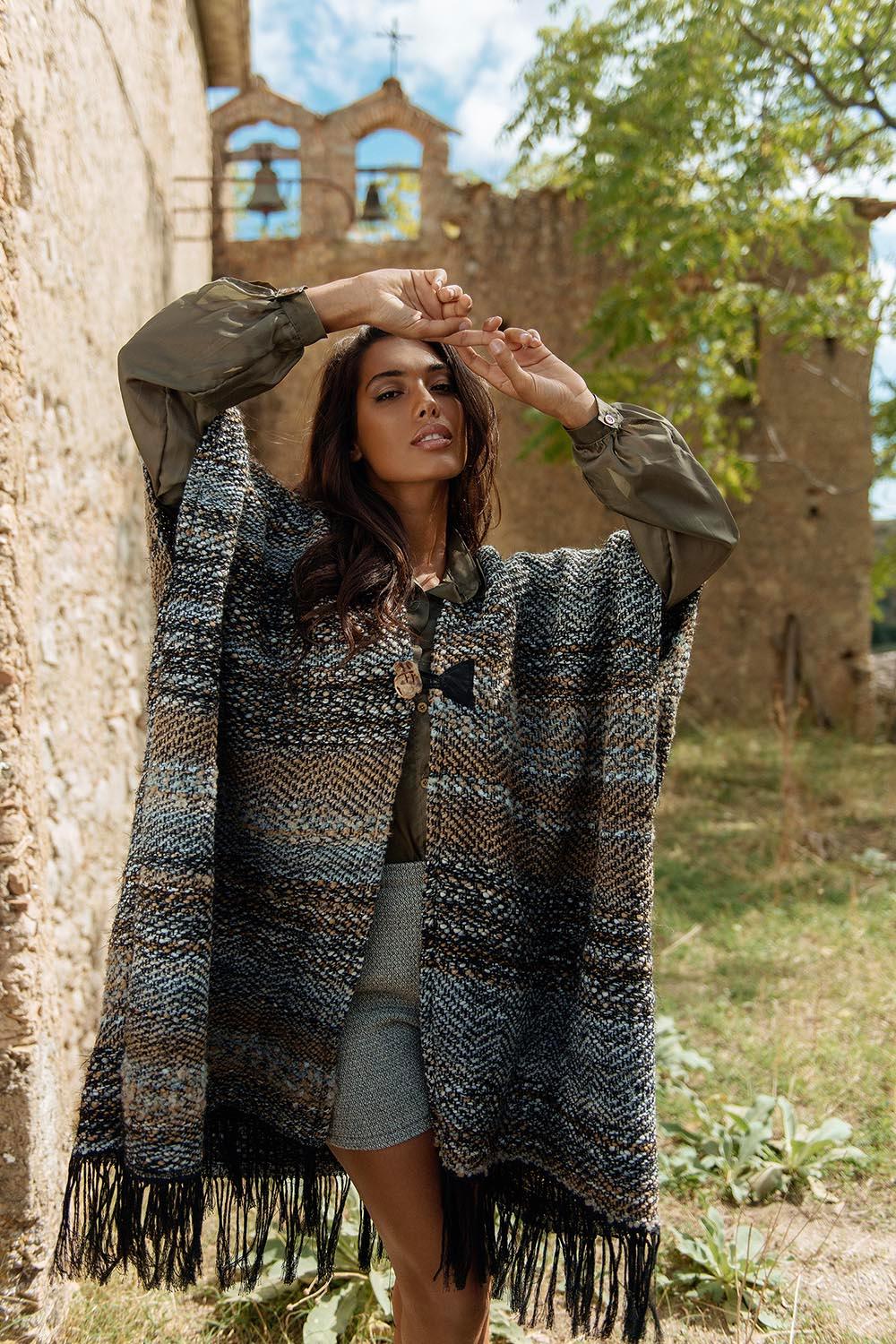 Federica Calemme indossa ampia Mantella a telaio manuale calabrese invernale atelier moda etica artigianale brand malia lab abbigliamento biologico sostenibile abbigliamento sartoriale vestiti artigianali fatti a mano made in italy