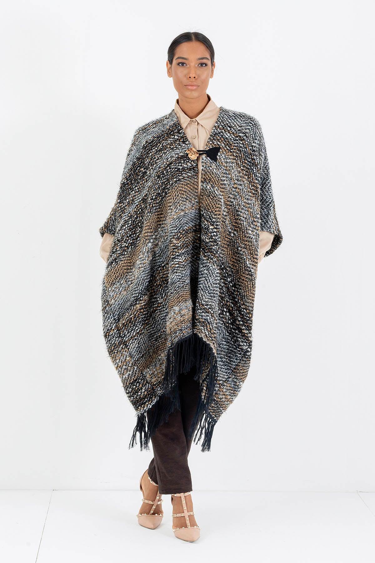 Mantella Ania telaio manuale calabrese invernale atelier moda etica artigianale brand malia lab abbigliamento biologico sostenibile abbigliamento sartoriale vestiti artigianali fatti a mano made in italy vista frontale