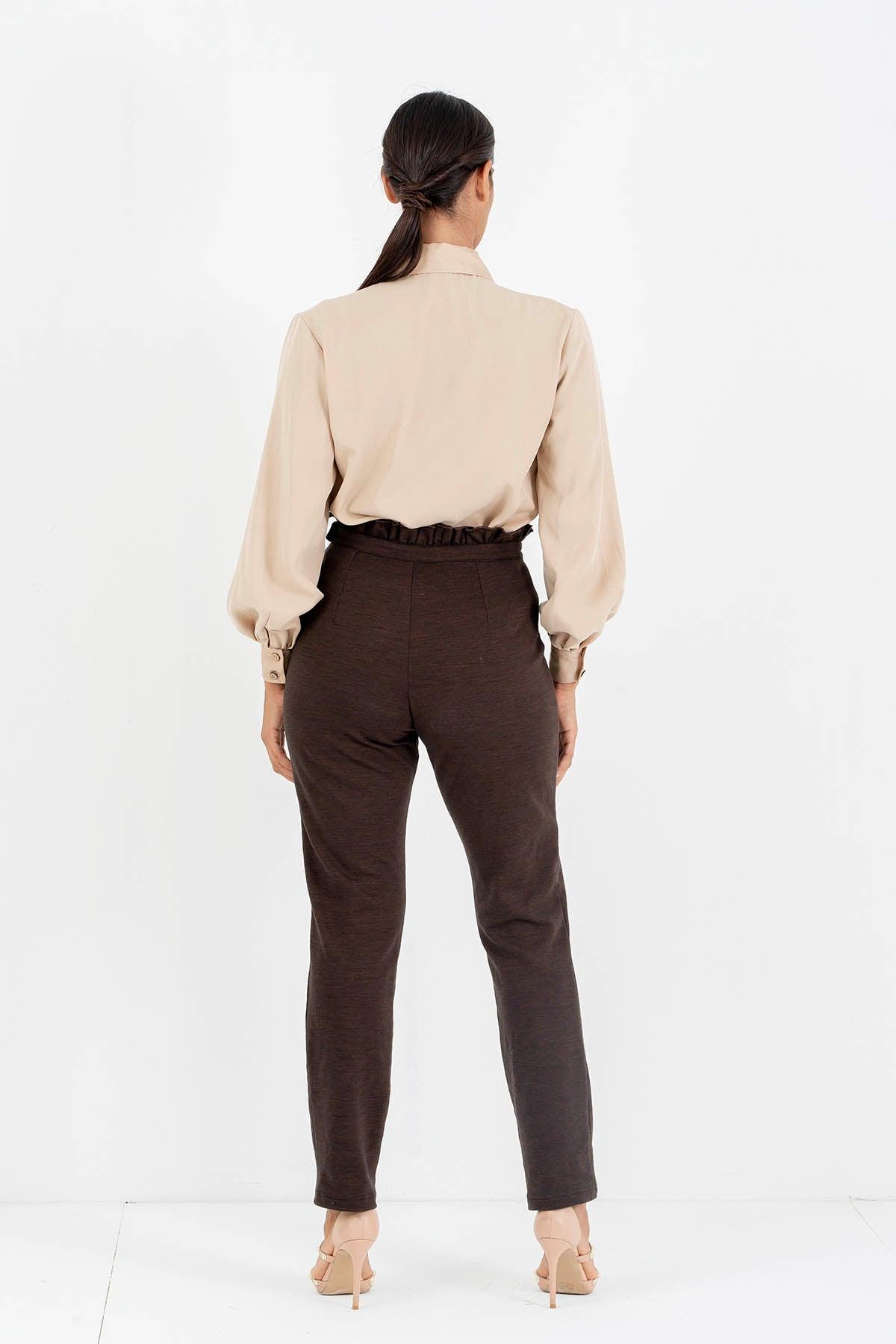 Pantalone Gloria Cotone felpato biologico modello comodo moda etica artigianale brand malia lab abbigliamento biologico sostenibile abbigliamento ecosostenibile donna fibre naturali dettaglio posteriore