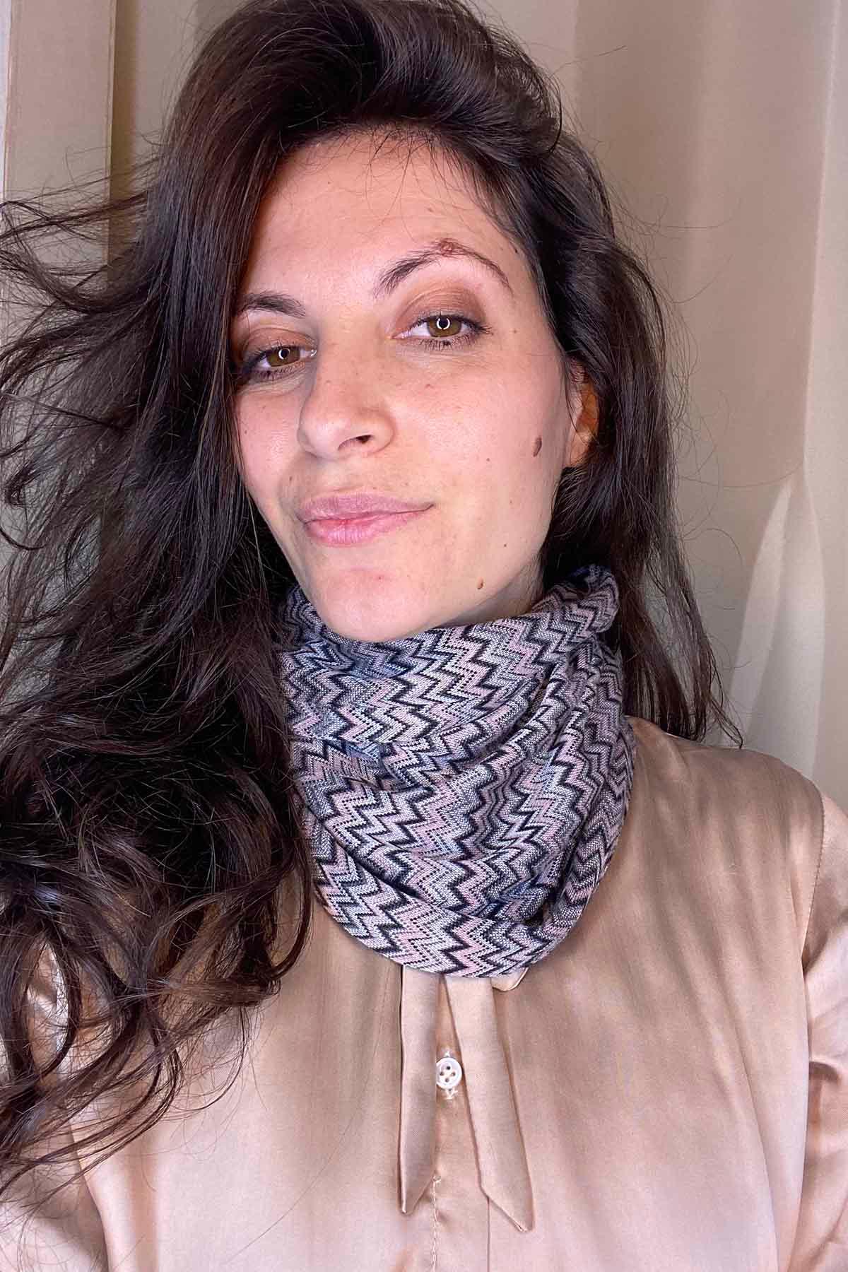 Scaldacollo in ecoviscosa ecologica fantasia geometrica autunno inverno atelier moda artigianale ecologica brand malia lab accessori di moda sostenibile accessori artigianali fantasia rosa nero argento