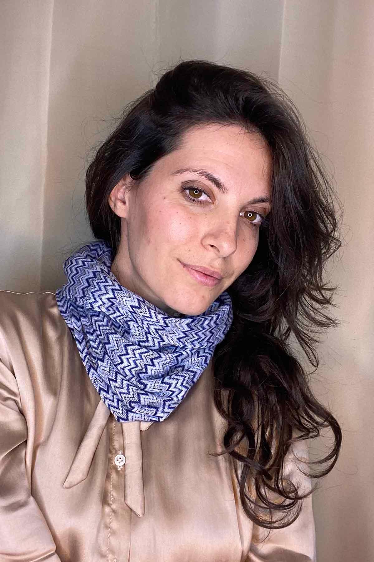 Scaldacollo in ecoviscosa ecologica fantasia geometrica autunno inverno atelier moda artigianale ecologica brand malia lab accessori di moda sostenibile accessori artigianali fantasia geometrica
