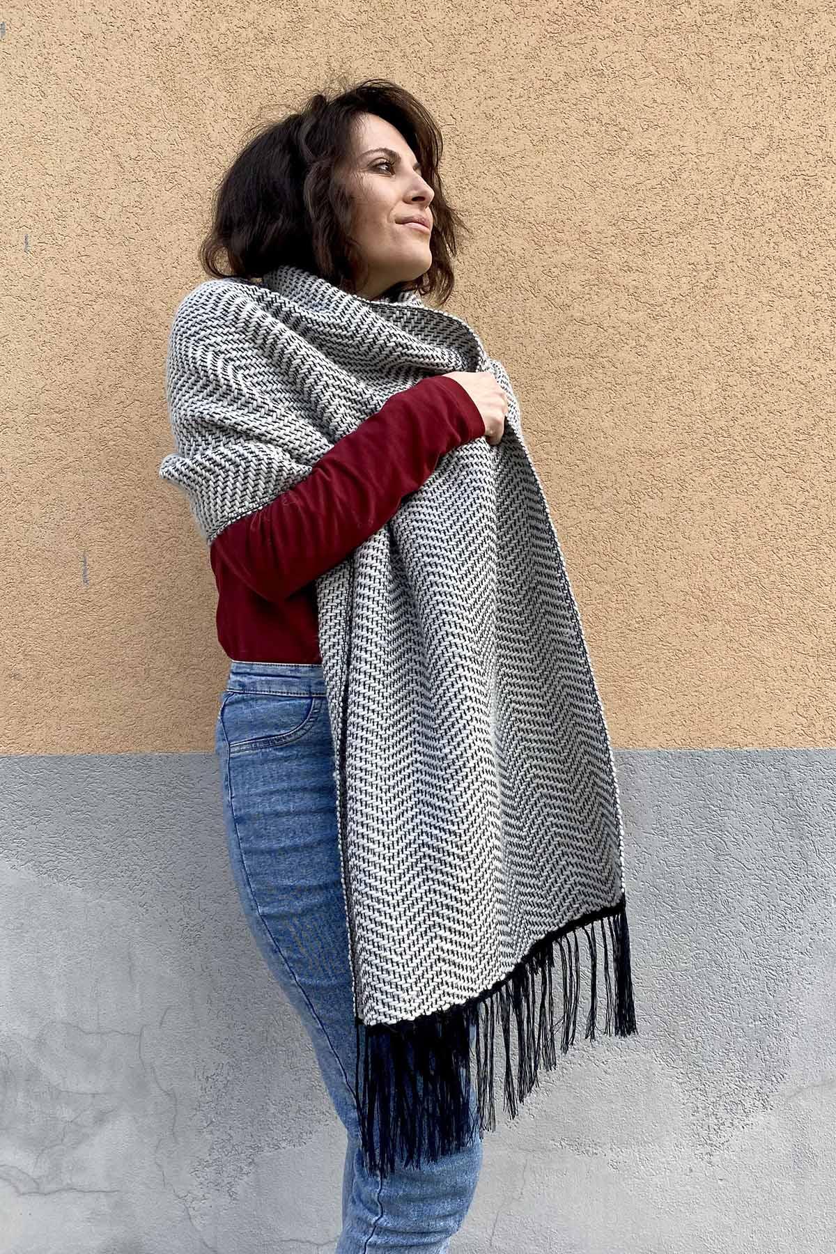 Sciarpa scialle Agata telaio filati recupero bianco strisce nero malia lab atelier moda etica sostenibile artigianale accessori artigianali fantasia zig zag