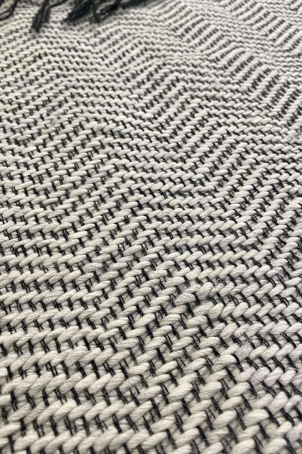 Sciarpa scialle Agata telaio filati recupero bianco strisce nero malia lab atelier moda etica sostenibile artigianale accessori artigianali dettaglio trama