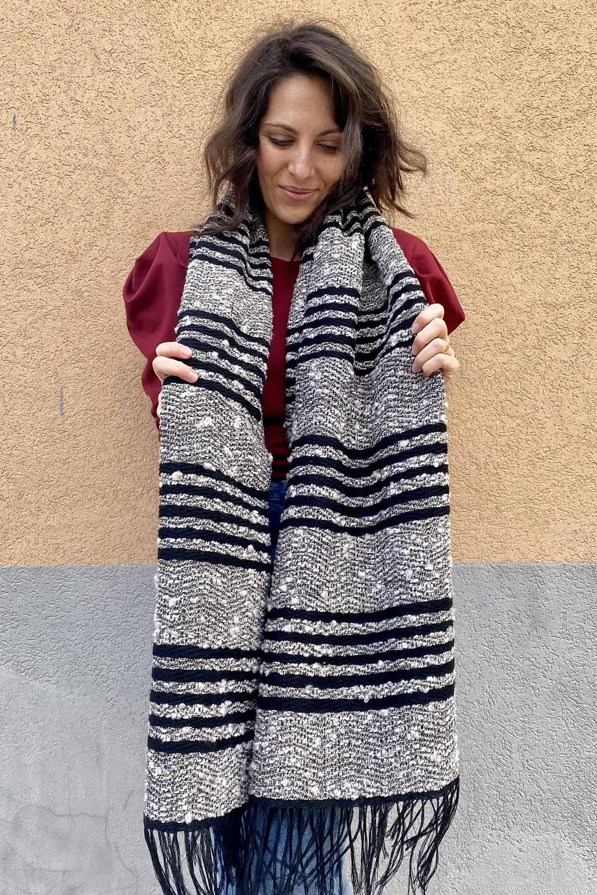 Flavia Amato indossa Sciarpa scialle telaio filati recupero bianco strisce nero malia lab atelier moda etica sostenibile artigianale accessori artigianali 