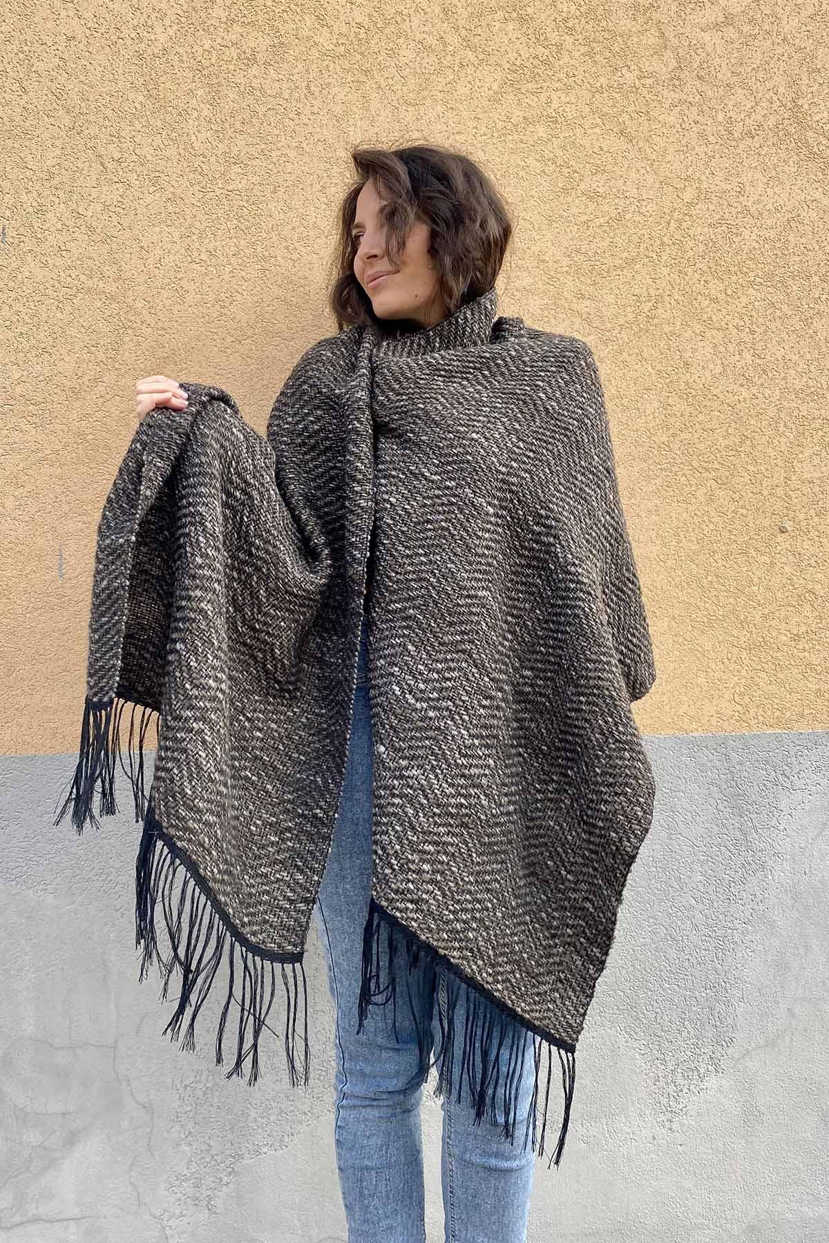 Accessori di moda sostenibili Sciarpa scialle Agata telaio filati recupero malia lab atelier moda etica sostenibile artigianale accessori artigianali fantasia verde cachi e nero