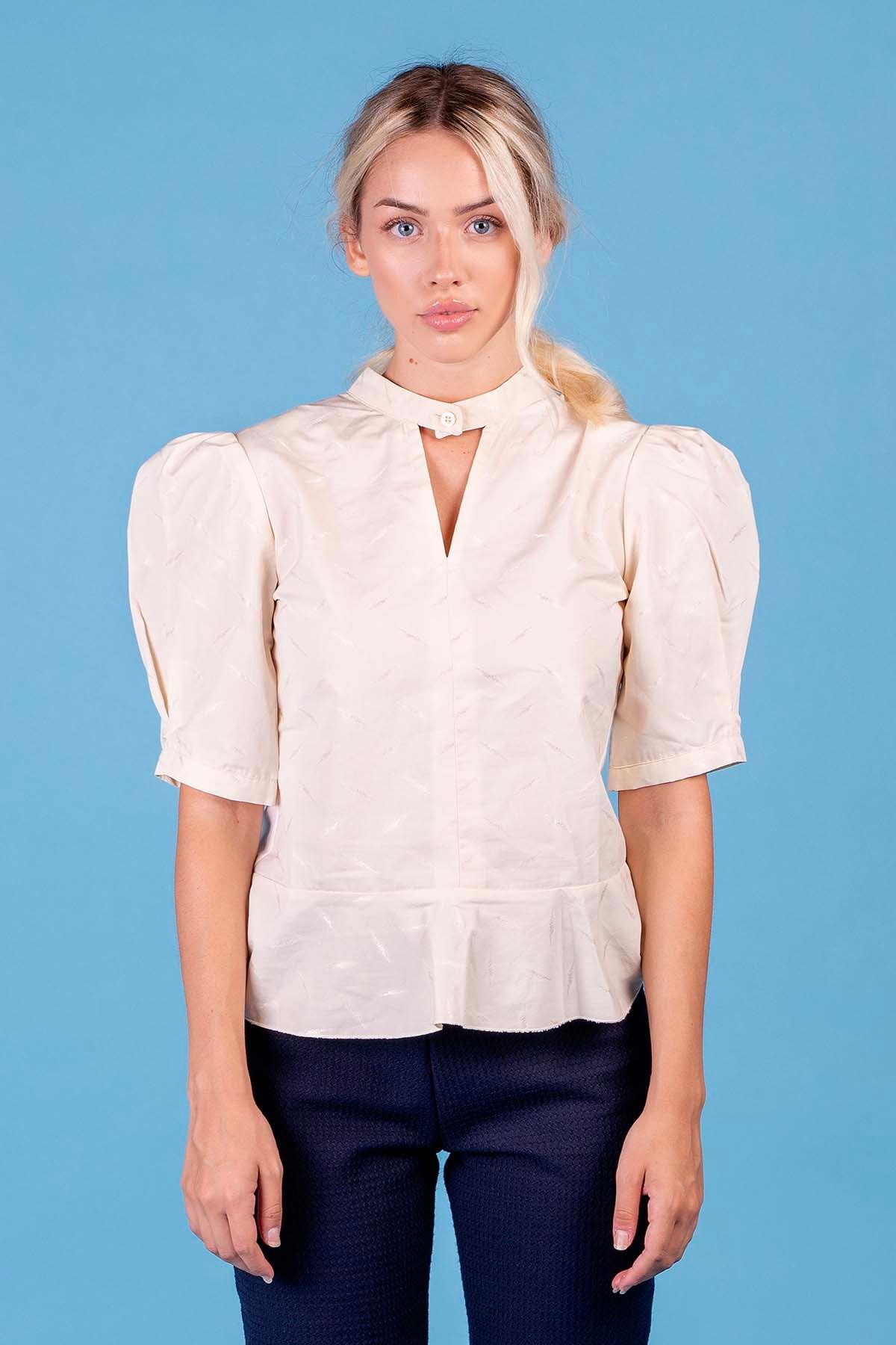 Sottogiacca Lisa cotone biologica ecoviscosa manica palloncino brand malia lab abbigliamento sostenibile etico artigianale vestibilita comoda camicia su misura camicia sartoriale dettaglio frontale