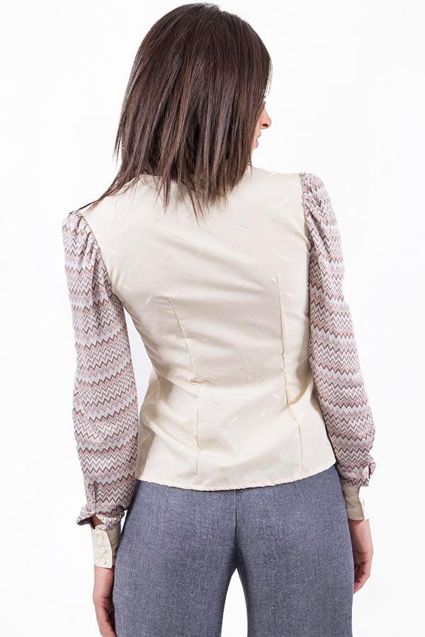 Camicia in cotone biologico e ecoviscosa elegante aderente sfiancata panna cipria moda biologica brand malia lab fibre naturali camicia su misura sartoriale vista posteriore