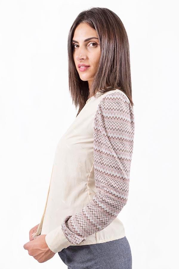 Camicia in cotone biologico e ecoviscosa elegante aderente sfiancata panna cipria moda biologica brand malia lab fibre naturali camicia su misura sartoriale vista laterale