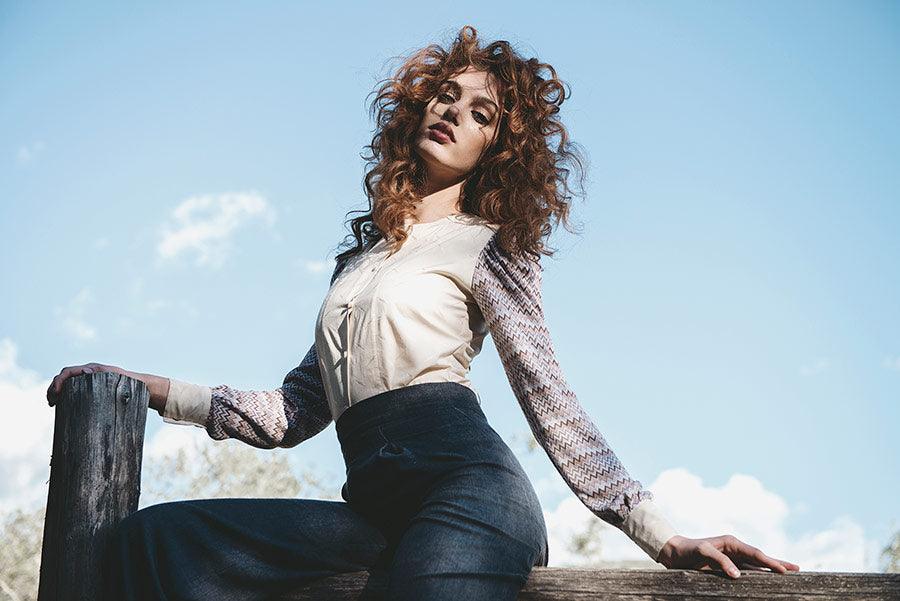Camicia in cotone biologico e ecoviscosa elegante aderente sfiancata panna cipria moda biologica brand malia lab fibre naturali camicia su misura